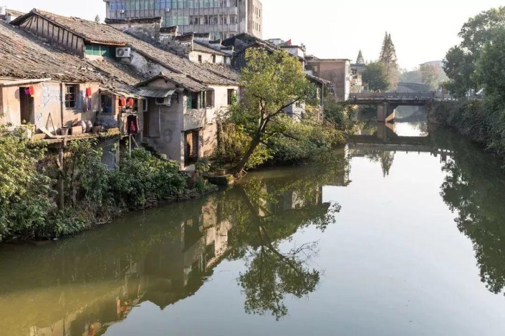 匆忙离开